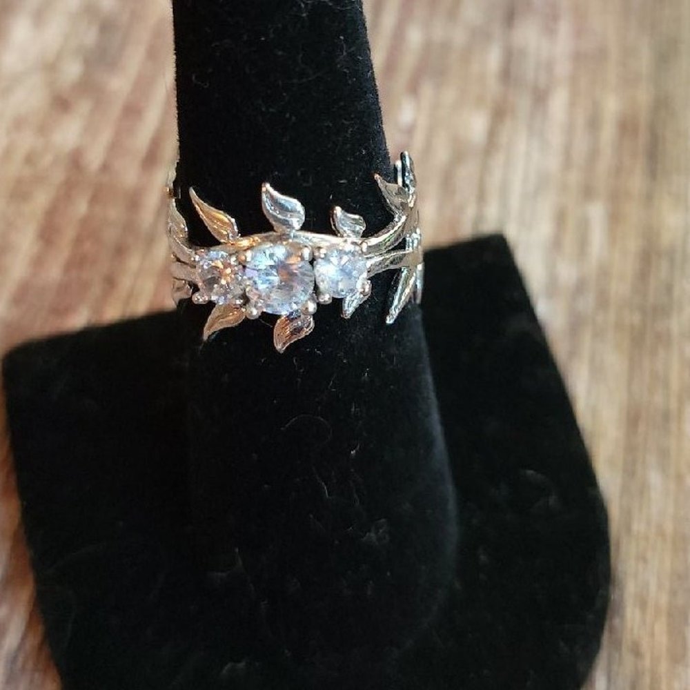 EUC Silver Ring (925) & 3 Round Cut Rhinestones in Vine Setting